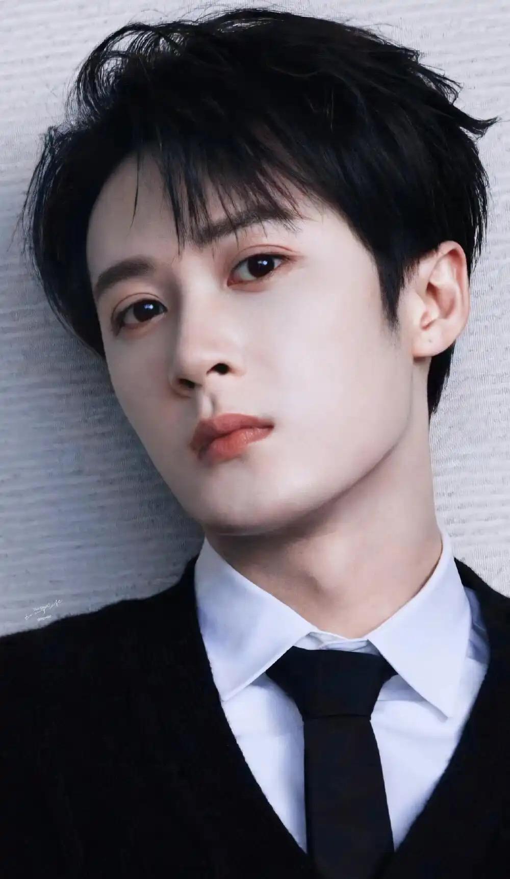 檀健次说自己单身35岁的演员檀健次因被传与19岁新人演员刘一诺交往而备受关注