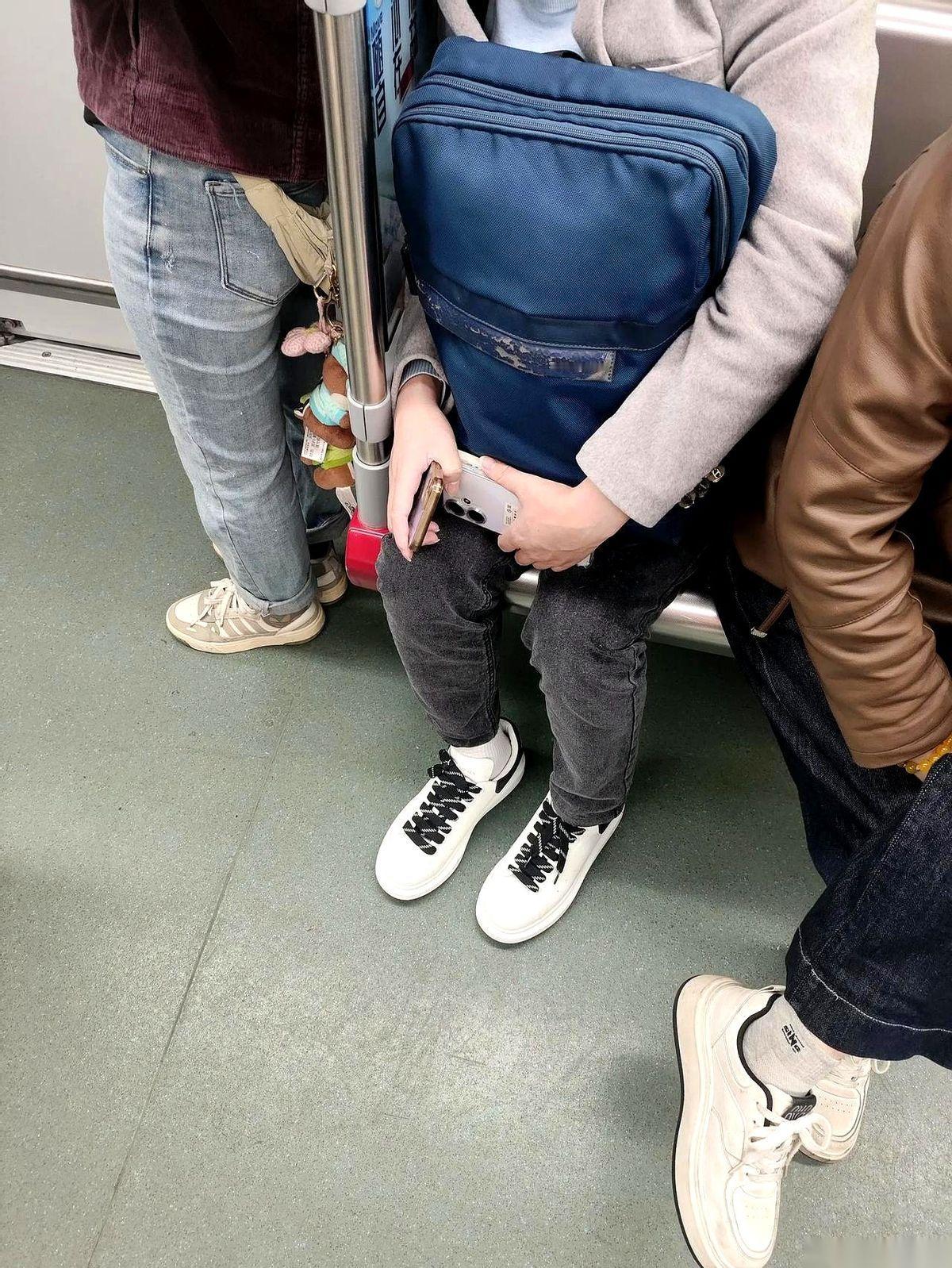 现在判断一个人混得好不好，是不是已经不看他开什么车了。得看他在广州地铁里，一只