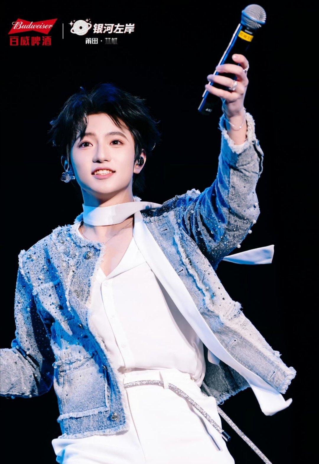 三代里，基本没有有潜力的艺人，都有短版，目前看看，穆祉丞是最亮眼的。[并不简单]