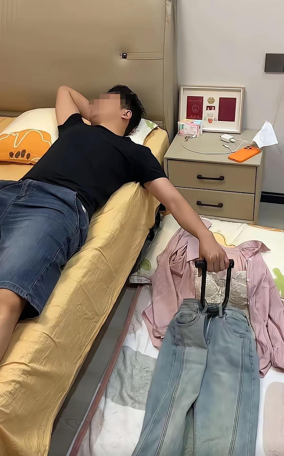 大哥你醒醒，你锁的只是衣服，你锁不住她的心，难搞咯!