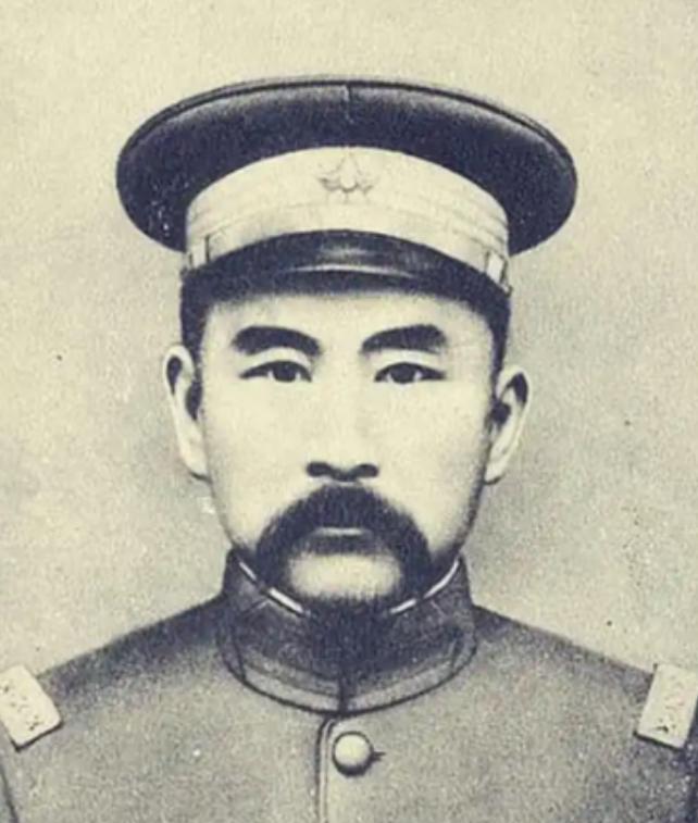 张勋有一个怪癖，喜欢躺在女人的柔软的身子上睡觉，有次他睡的正香，妾室动了一下，他