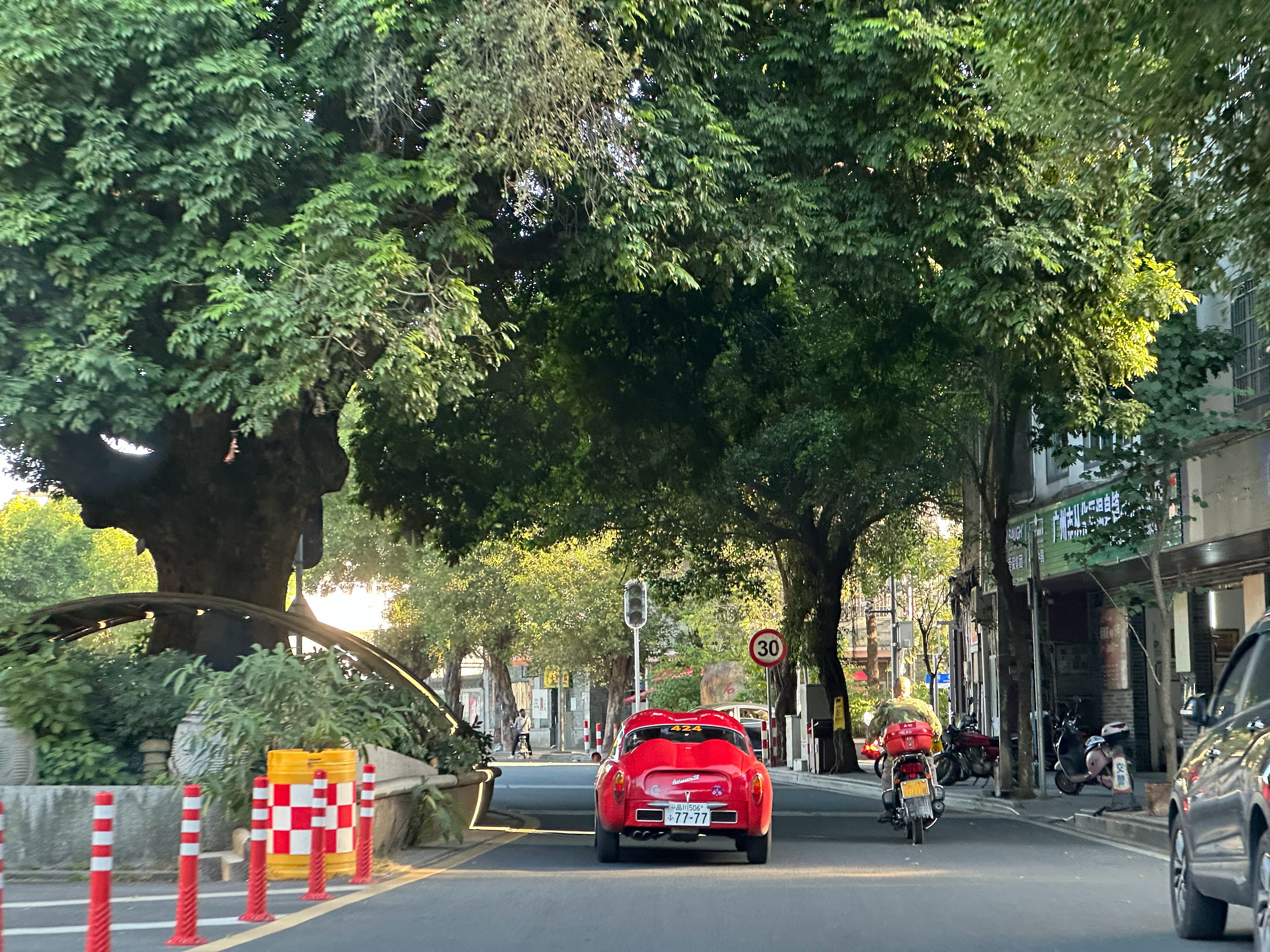 与大师同行这辆小Fiat的驾驶员，大家认识吗？