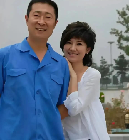 看到张合照我惊讶了,林永健长相那么普通的一个男演员，竟然娶到这么好看的妻子。妻子