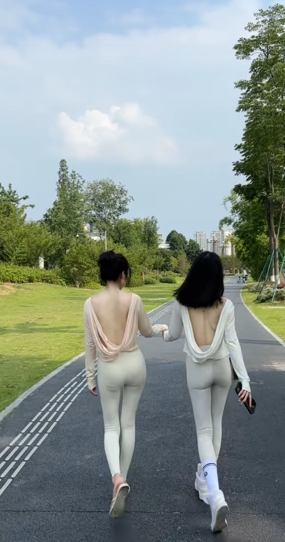 我咋想给她们后背拔个罐！[哭笑不得]