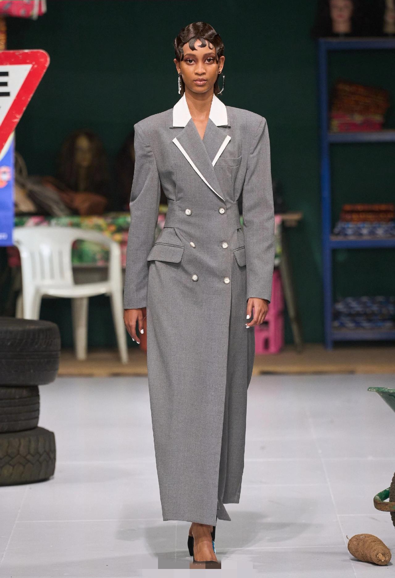 同样一件衣服，买家秀赢了卖家秀，凯特王妃的气质真的起了决定性的作用。当地时间3月