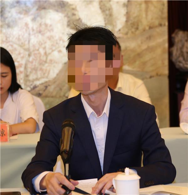 单位刚从部队转业来了一位副局长，一看跟我们地方的就不一样。身板挺直，走路带风，