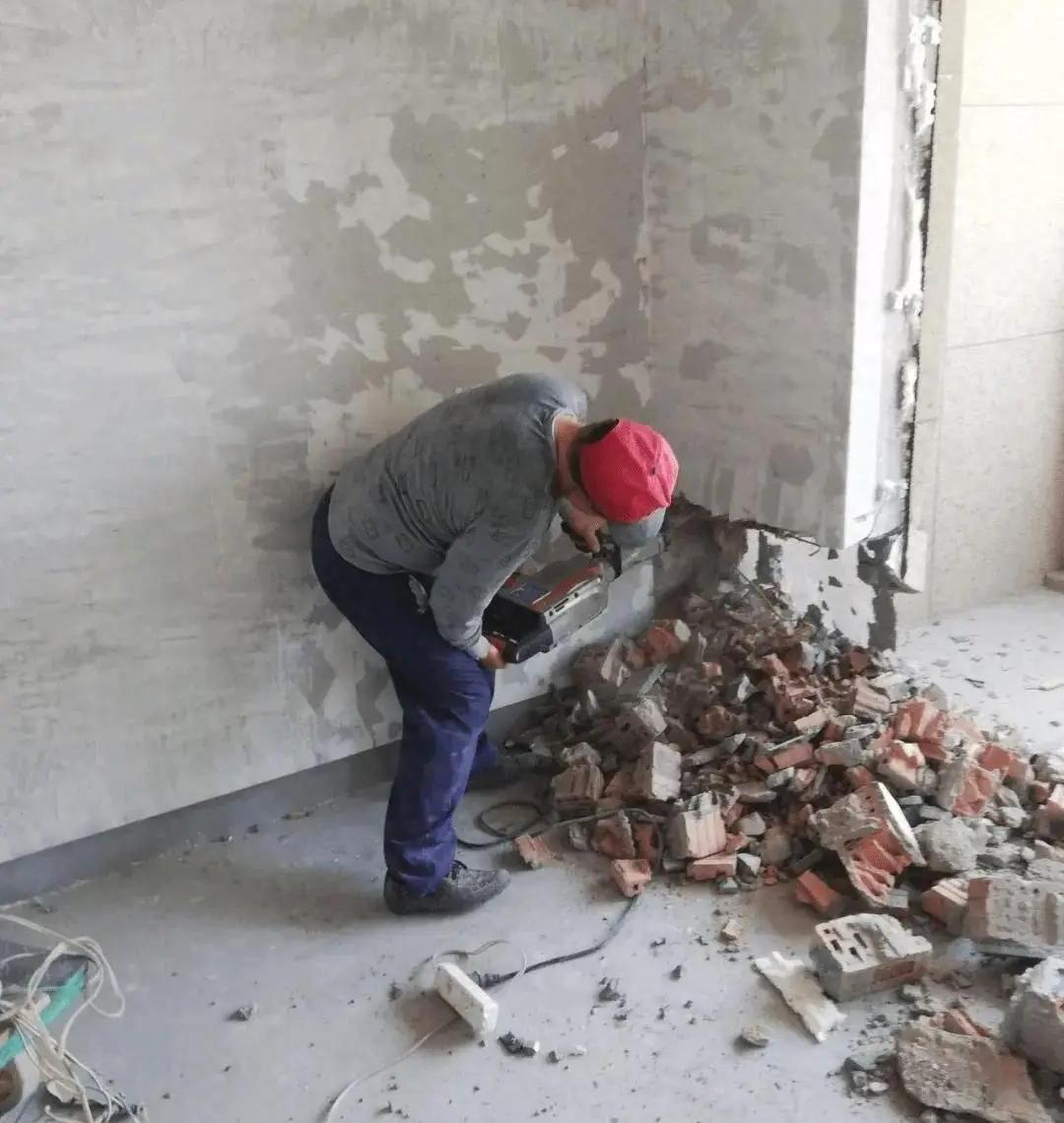 “想钱想疯了！”山东临沂，男子给某酒店清理装修垃圾时，不小心从5米高的阳台坠落，