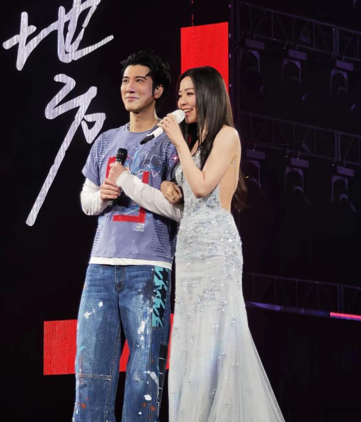 王力宏演唱会，惊现大美女张靓颖，她穿露背裙盆骨前倾，也有小肚子了……张靓颖的歌