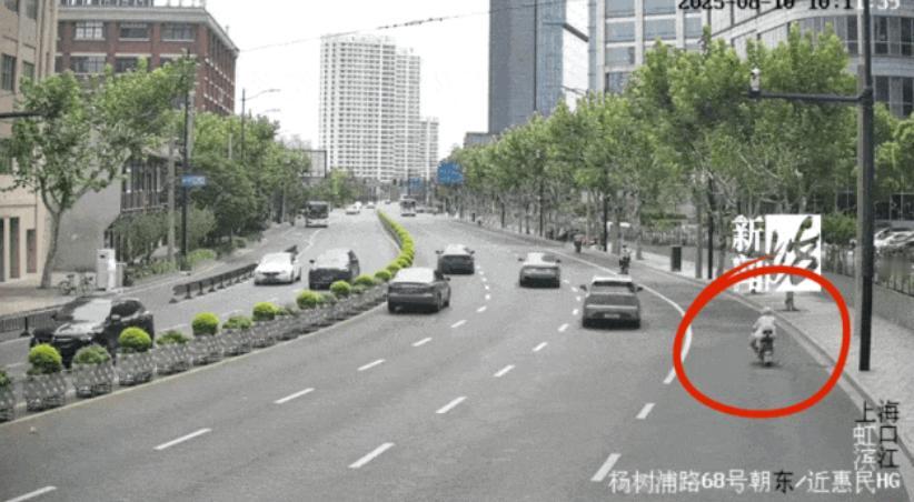 小雪节气后气温走低，不少人给电动自行车加装挡风被御寒，但这一“小改装”暗藏多