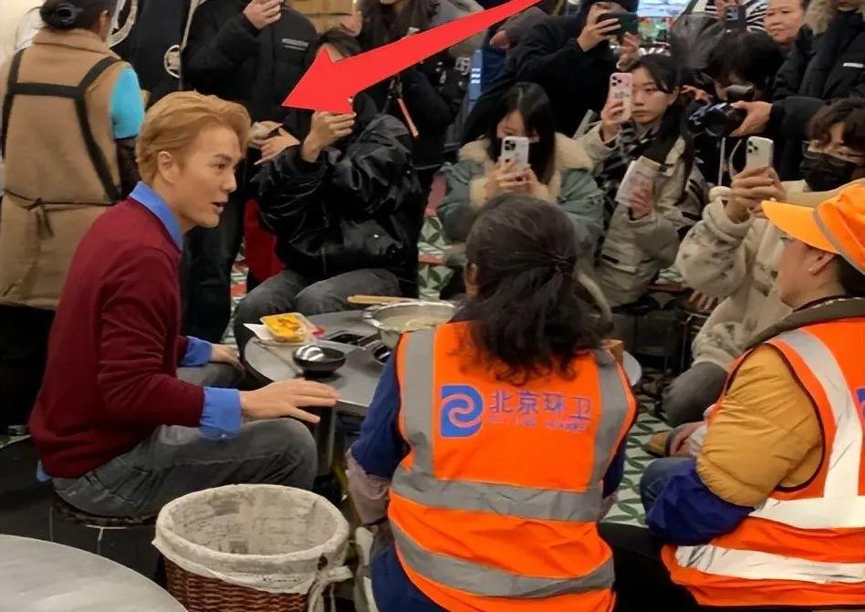 内娱的公益“剧本”，终于有人不按套路演了？吴克群凌晨5点现身贵阳菜市场，不是摆