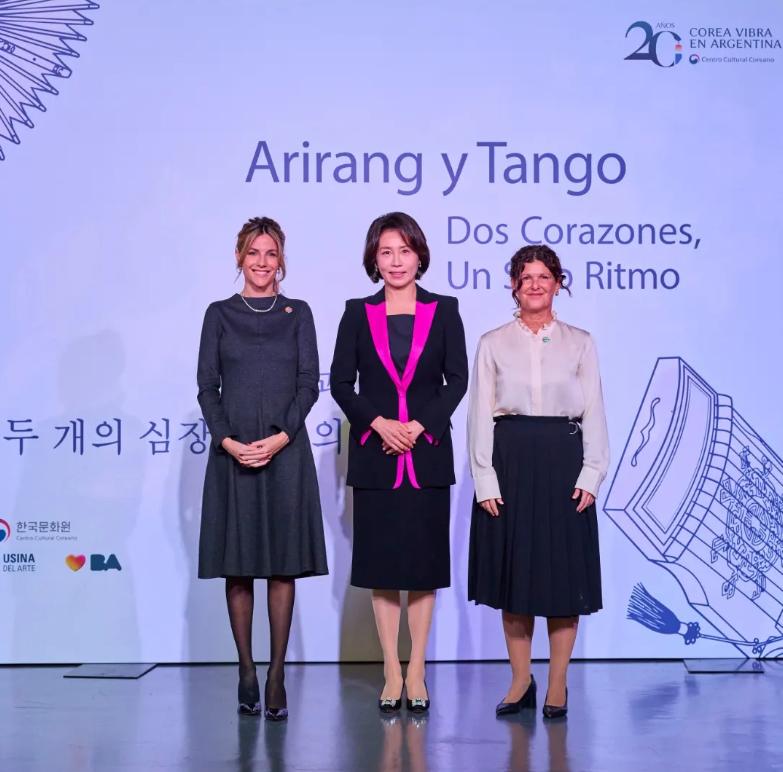 韩第一夫人金惠景在阿根廷看演出，一身黑色职业套裙干练，亮色的领口设计更抢镜！