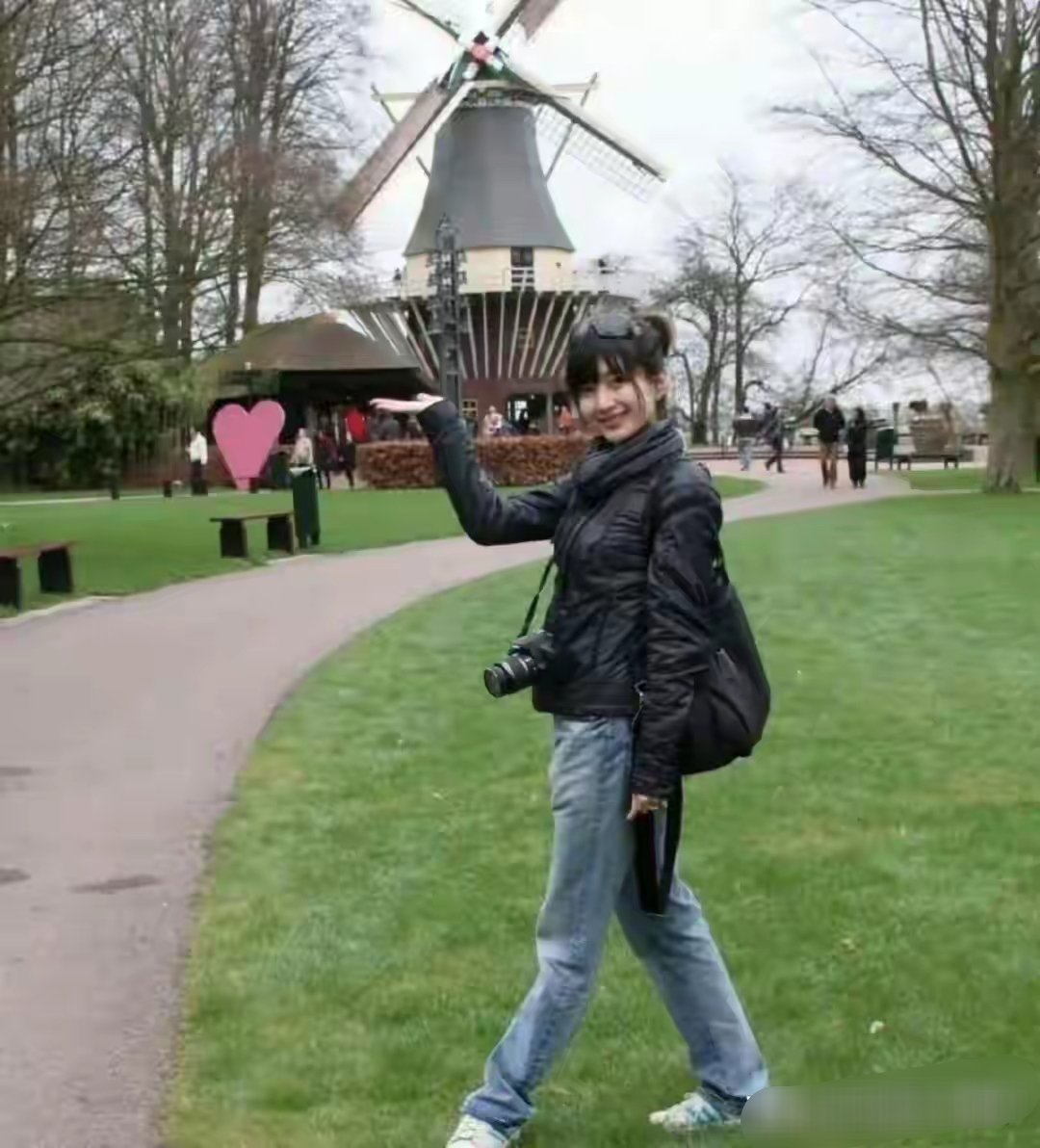 这是江疏影当年留学时期的照片，不得不说是从小美到大