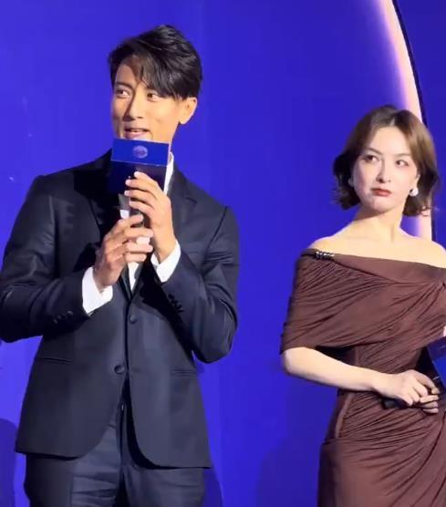 最近吴昕和吴尊一起出席时尚活动，两位站在一起真的是非常般配，看上去像一对年轻的情