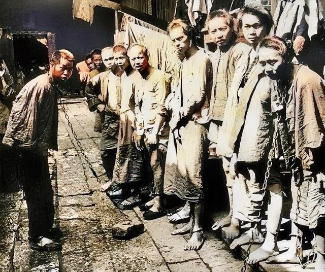 1900年，几个即将被处决的义和团团员。他们已经被剃掉了辫子，手脚被镣铐锁住，身