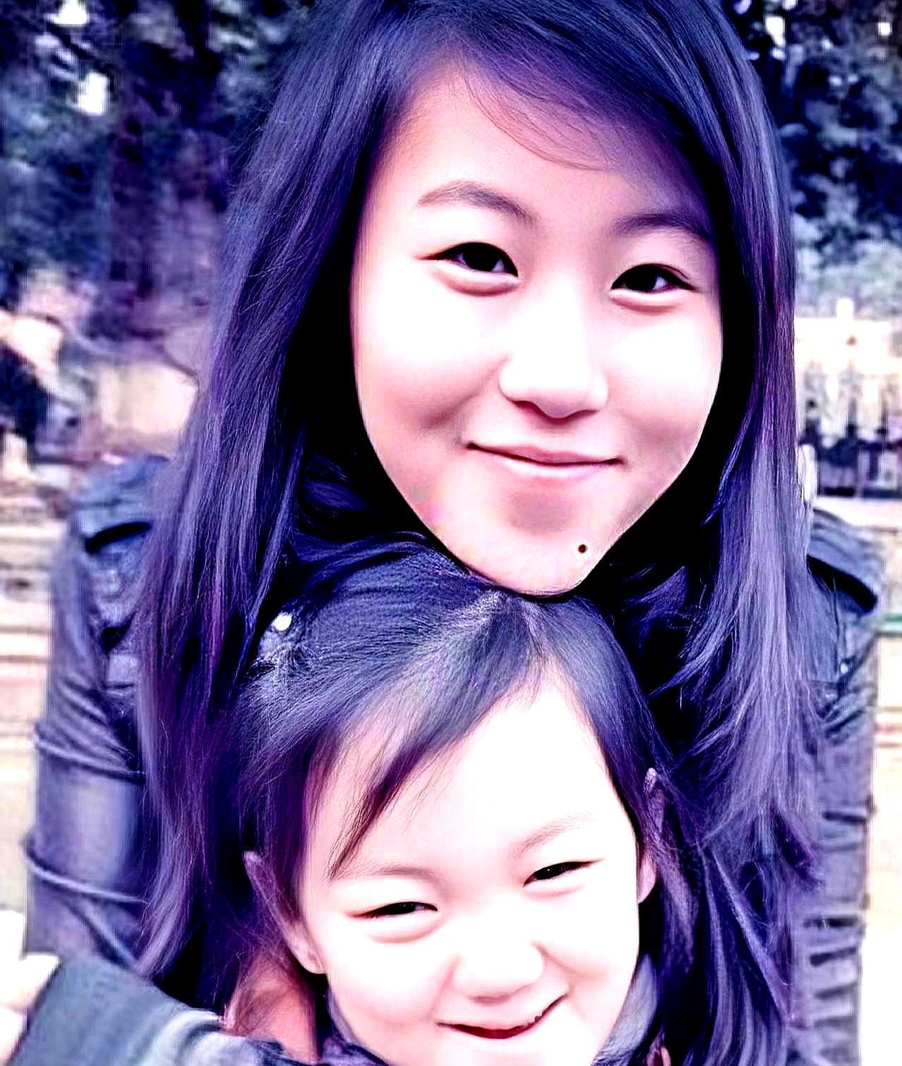 同母异父的姐妹，能有多亲？窦靖童给了答案。她在近三千人的演唱会中途，突然停下