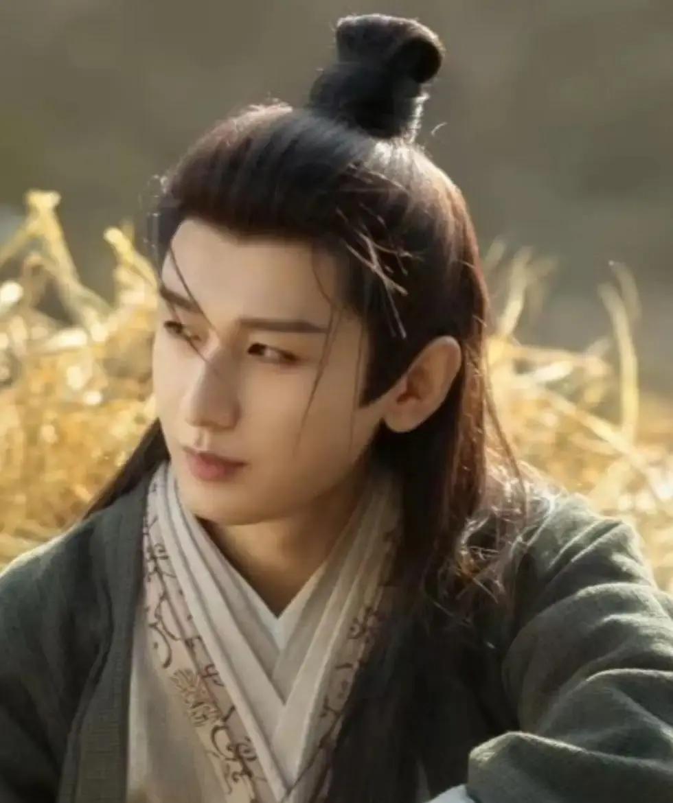 他躲在横店拍戏14个小时，错过微博之夜所有红毯镜头。当别的明星在红毯争奇斗