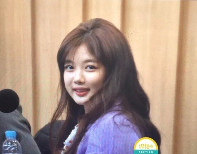 娃娃脸是真的显幼这竟然是金裕贞刚拔完智齿的样子不知道的还以为幼年时期….（不