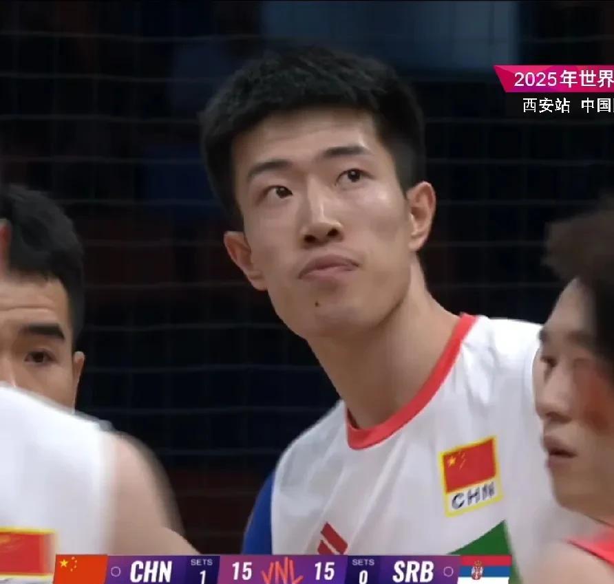 中国男排2-0领先了！比赛进行到第二局，中国队开局不利，以1比5落后对手