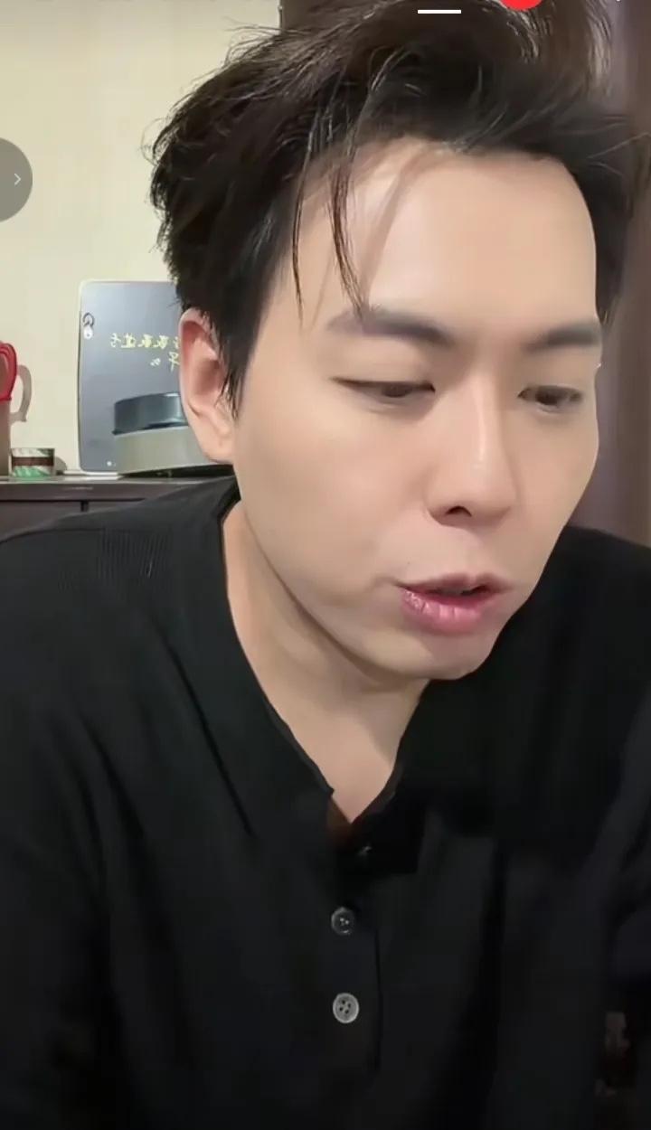 【相声演员靳鹤岚自爆重要内幕，难怪张九南当德云十队队长！】近日，德云社相声演员