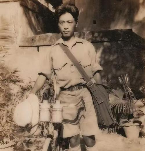 1933年，希特勒接见推自行车的中国青年潘德明，翻完他的本子后说了一句话，让德国