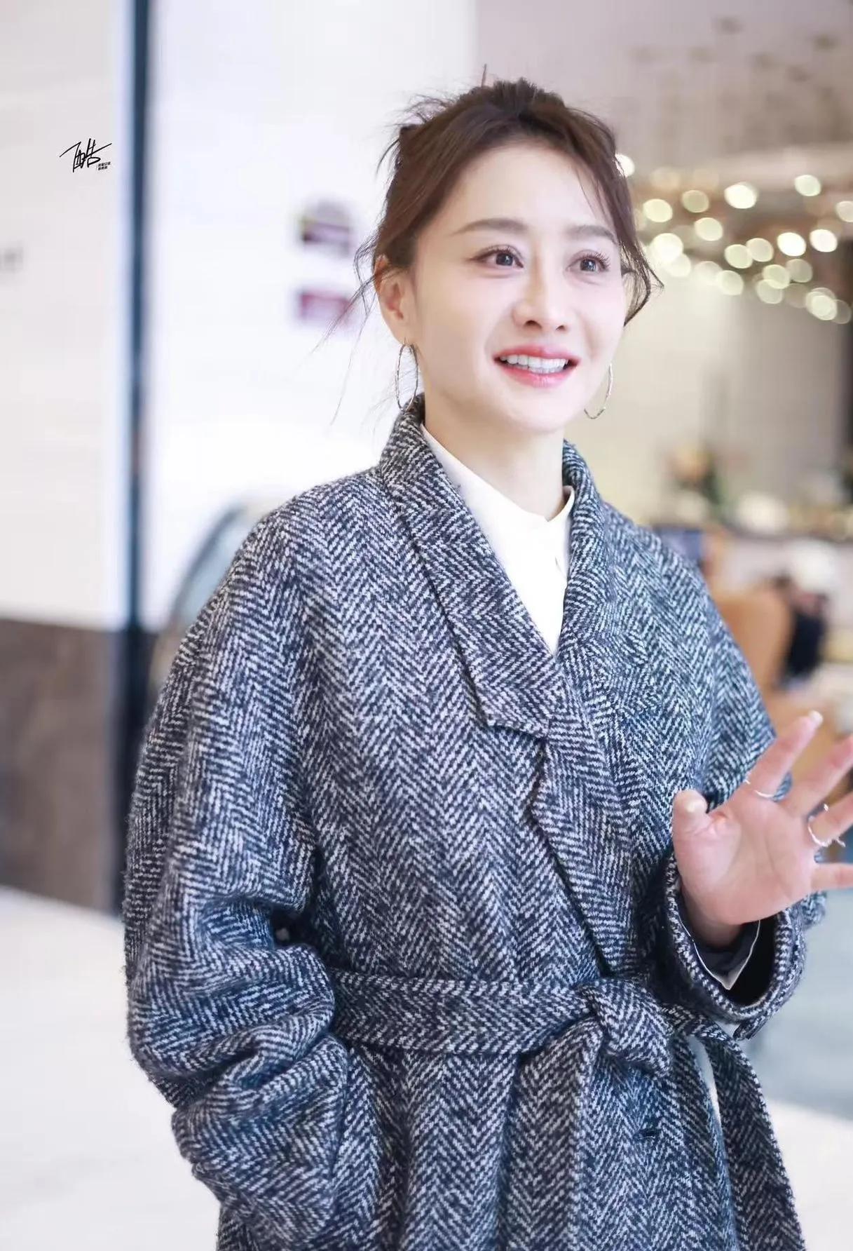 陈德容的气质穿搭，越看越有味道✨陈德容的这身灰色人字纹大衣穿搭，完美诠释了