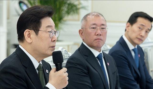 李在明给韩国财阀开会，说了一个“隐喻”，他说：“只有兔子多了，老虎才能健康。”这