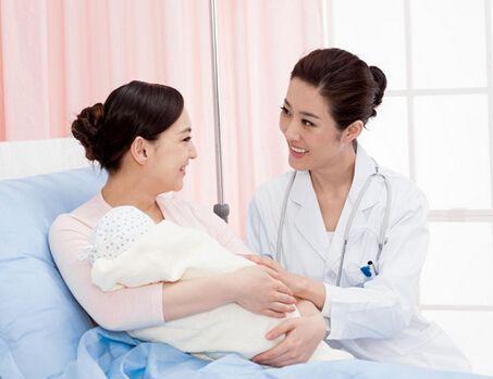 产后不下奶, 医生让宝爸在病房里吸出来, 宝爸羞得下不了口