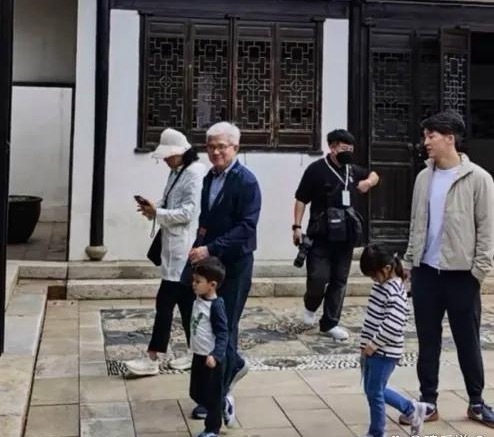 朱玲玲携家人上海看展，孙子孙女很可爱，继子继女也都在，一家人都接纳了她……要说朱