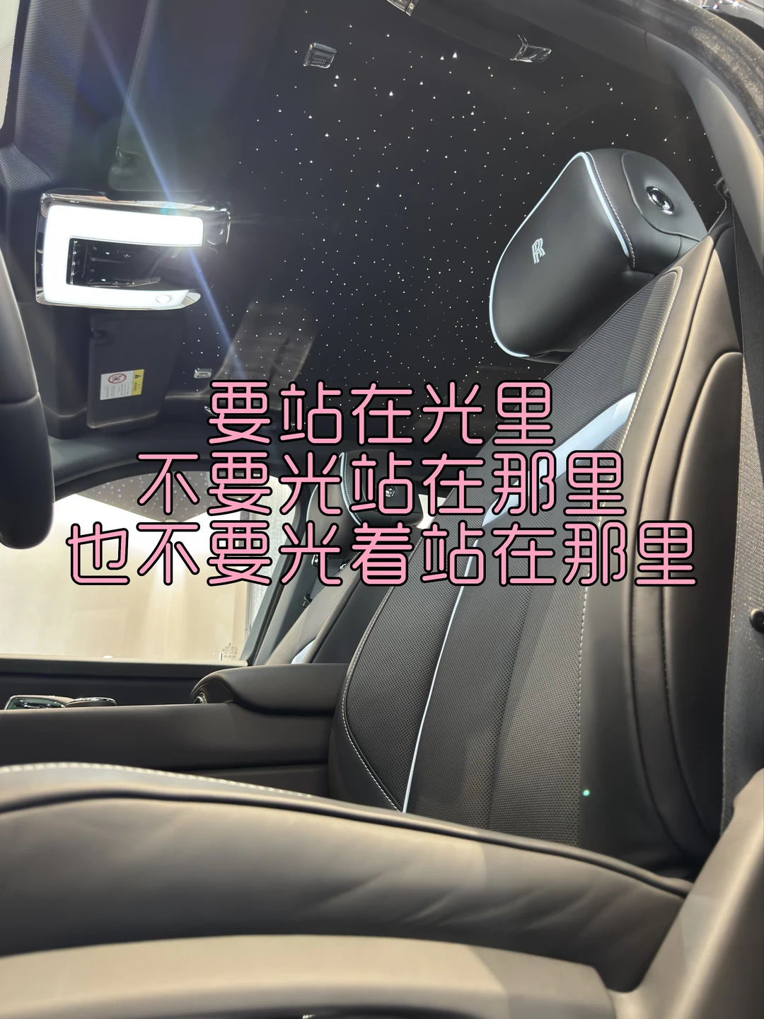 当所有豪华都热衷于浓烈撞色这台库里南BB选择了纯粹的黑车漆凝住光影黑色内饰