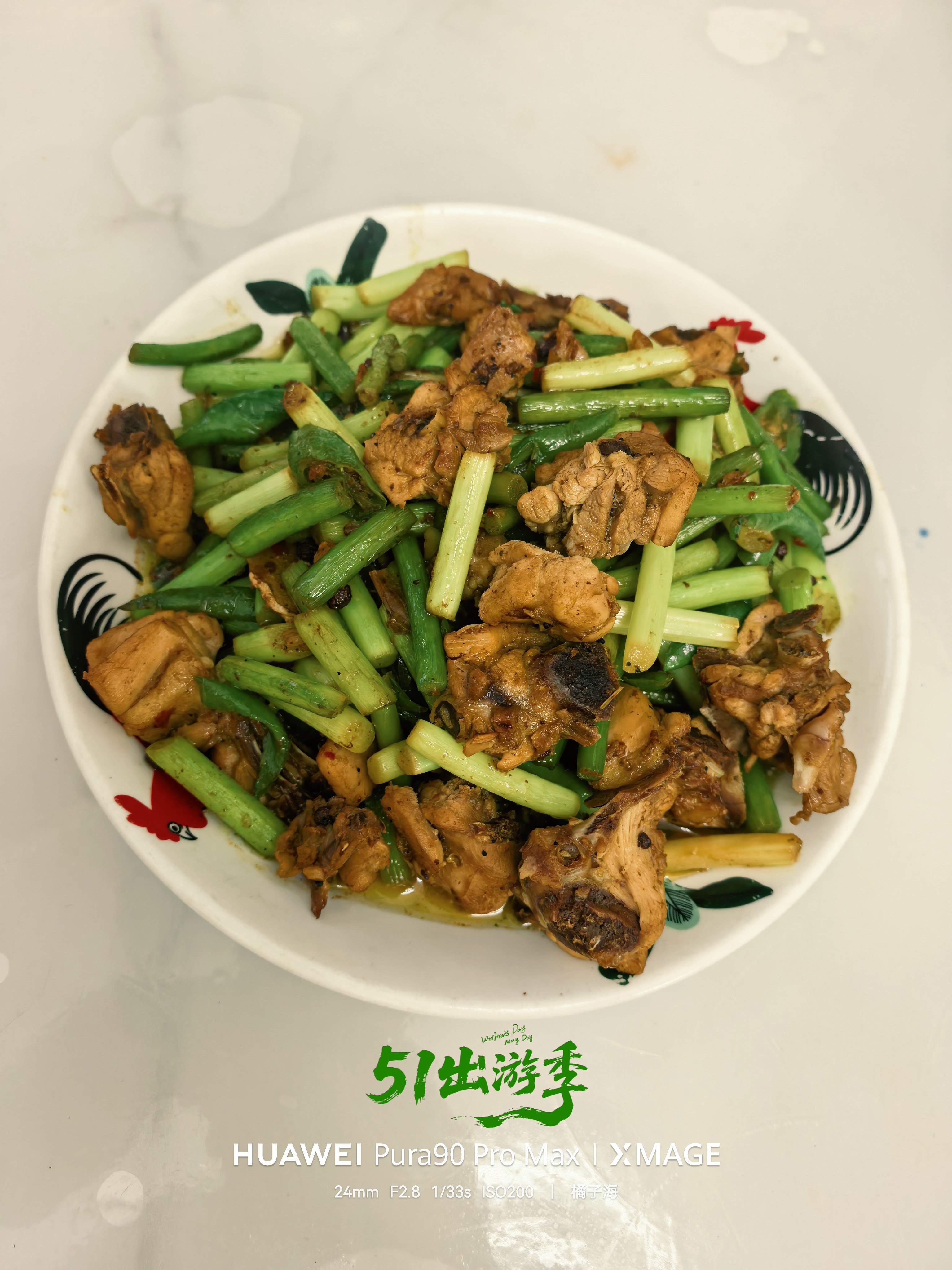 假期最后的一顿饭，在家做个家常菜吃。蒜苗炒鸡肉，油炸花生米，红烧茄子。老规矩，网