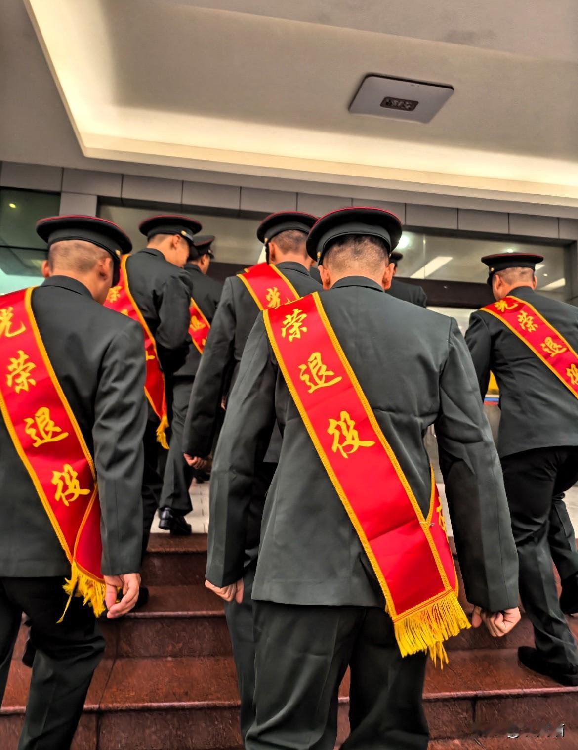 我同事太会算了！16年兵退役，手握100万自由择业和30万+编制两个选项，他直