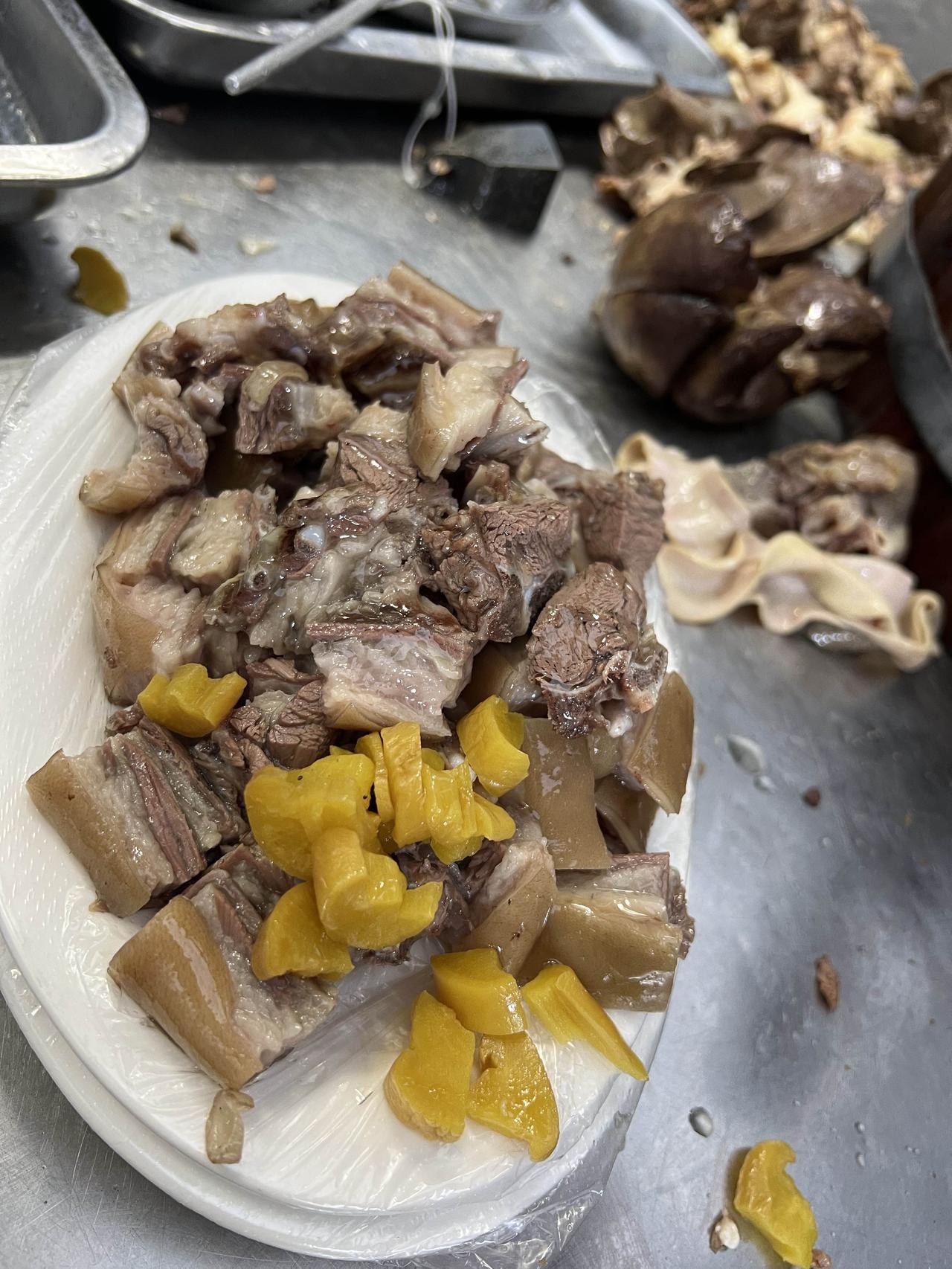 湛江白切狗100元1斤贵不贵呢？对于爱狗肉的人来了，只要好吃，肉香，物有所值。