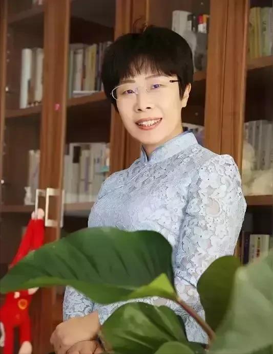 北大才女蒙曼50岁至今未婚，朱迅问她：“你最想嫁给谁？”谁承想，她脱口而出说的一