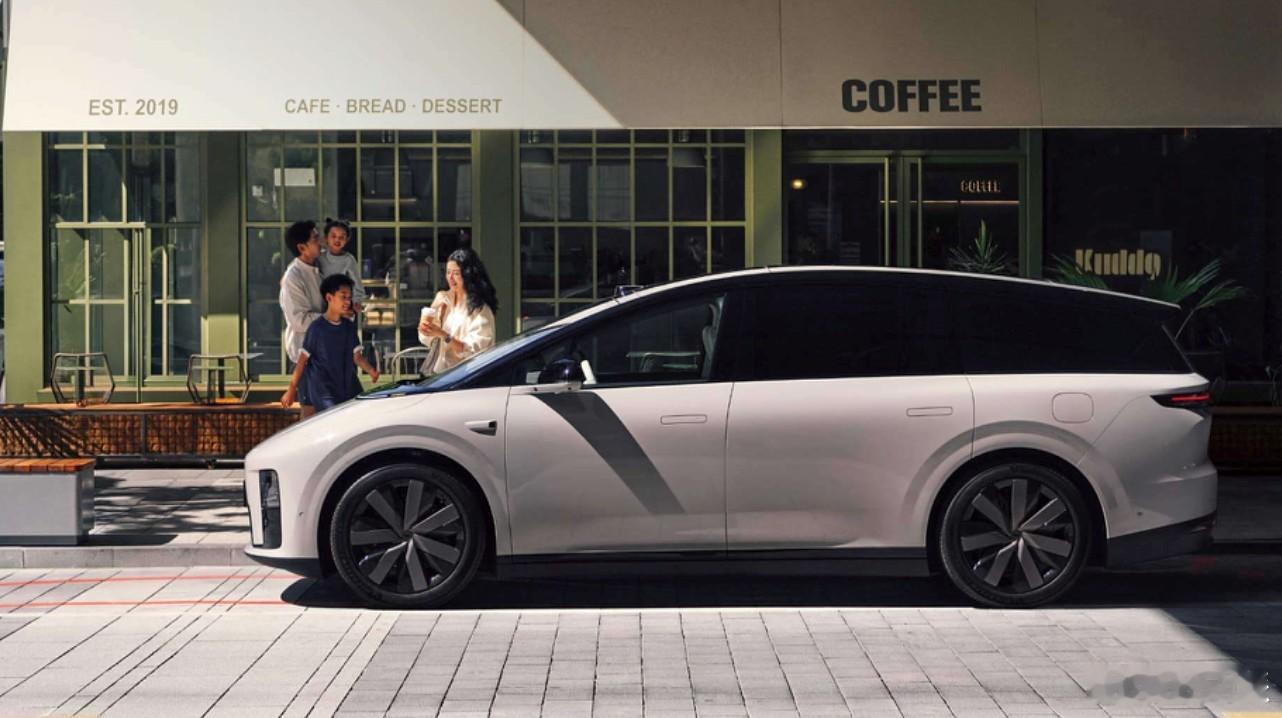 理想i8作为首款纯电中大型SUV，定价32.18万至36.98万元，但核心配置