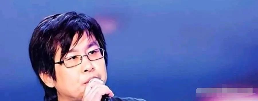 郑智化机场轮椅风波:1人忙到出汗,1人全程旁观,他撑着扶手起身时全网心疼!