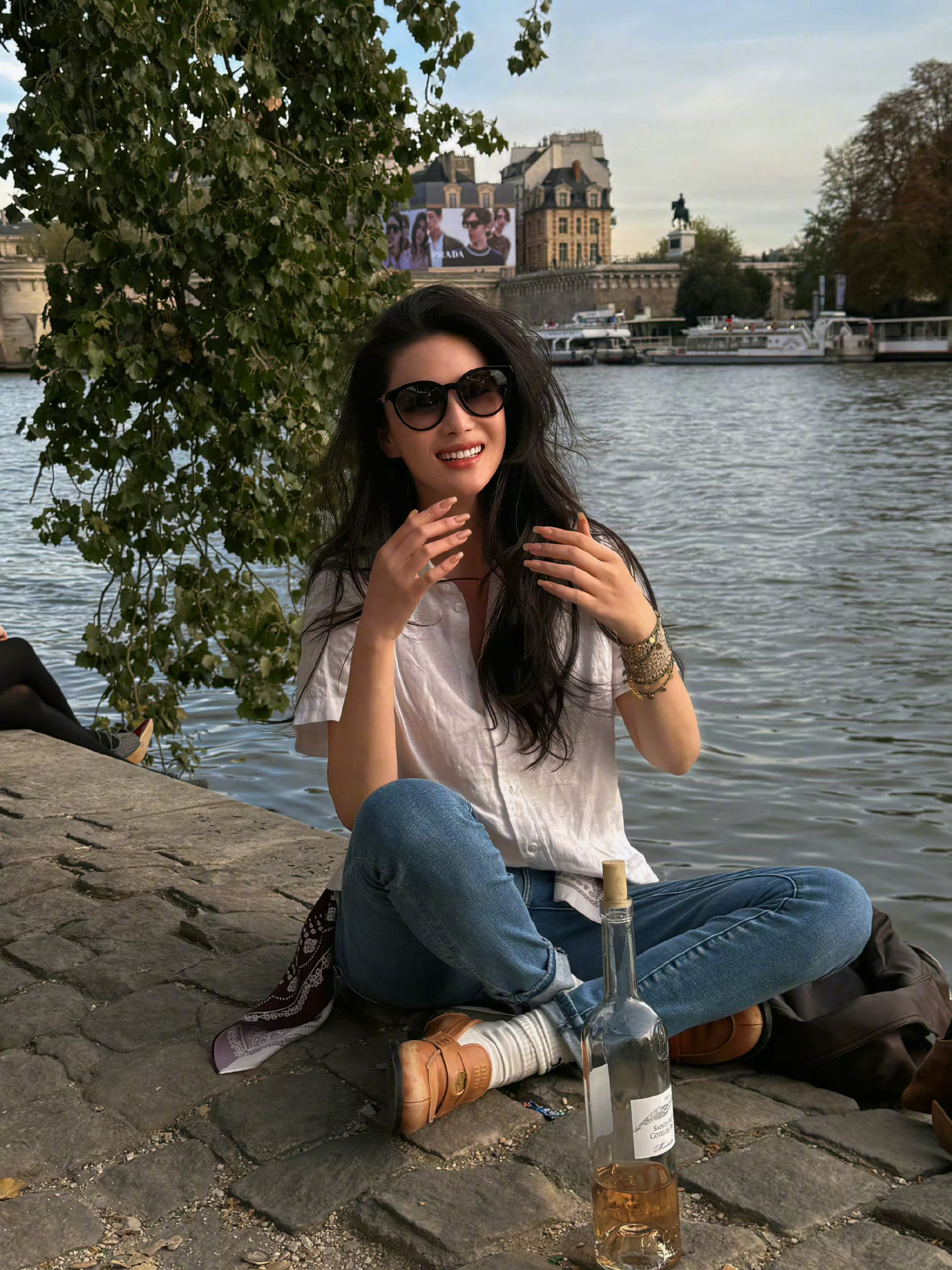 笑的这么开心，张馨予不会真是热巴姐给你拍的吧！不管，我想看合照！！！[害羞]​