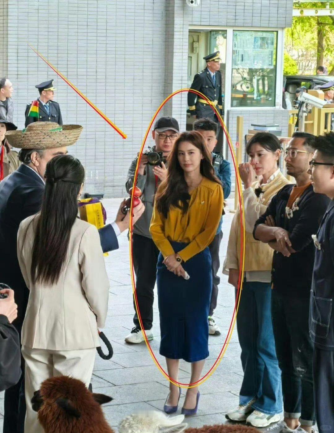 路人拍的黄圣依长这样，离了个婚越来越好看了​​​​