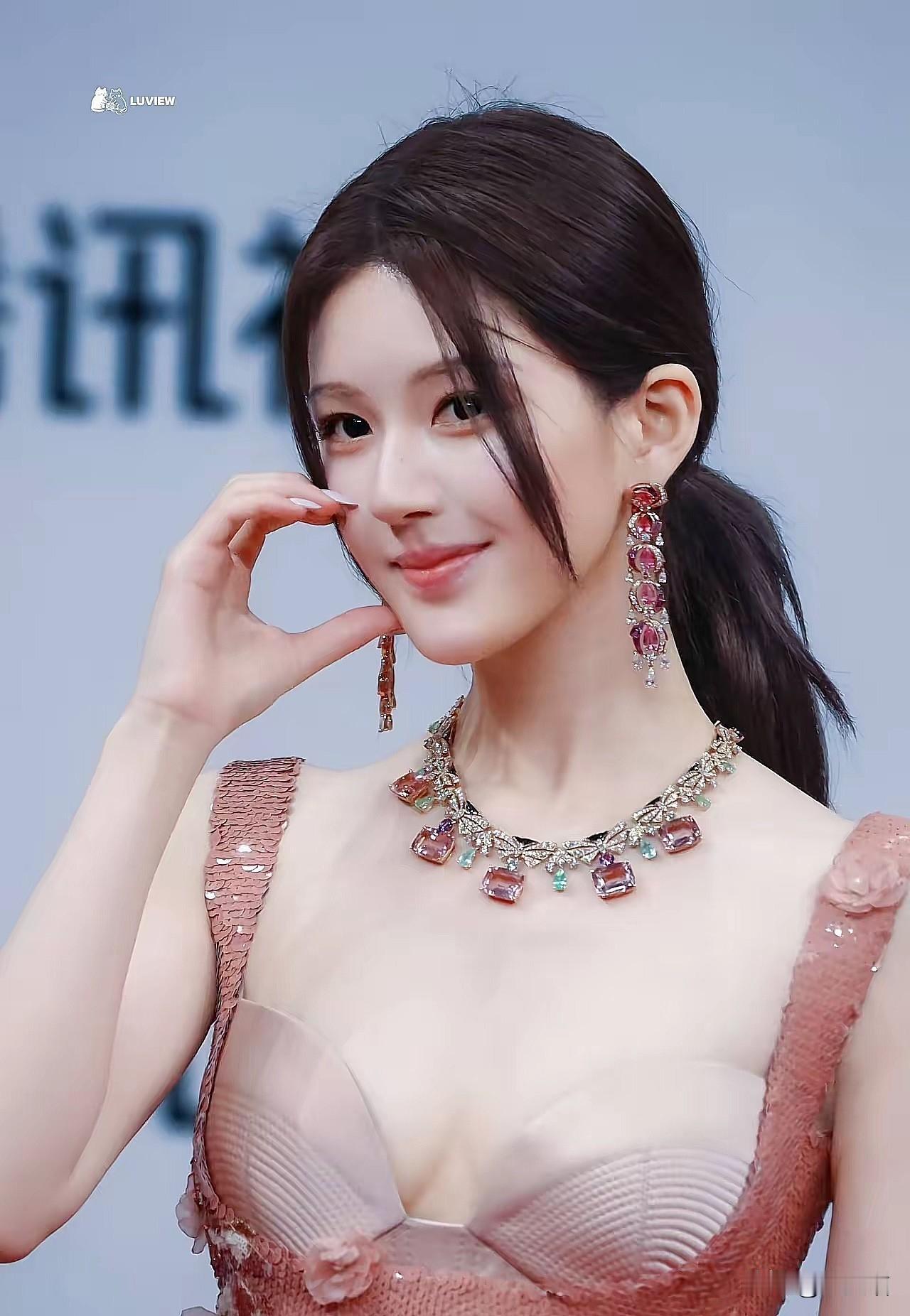 宝格丽估计没料到，赵露思自己也没算到。为了不抢全球独一件高级珠宝的风头，她