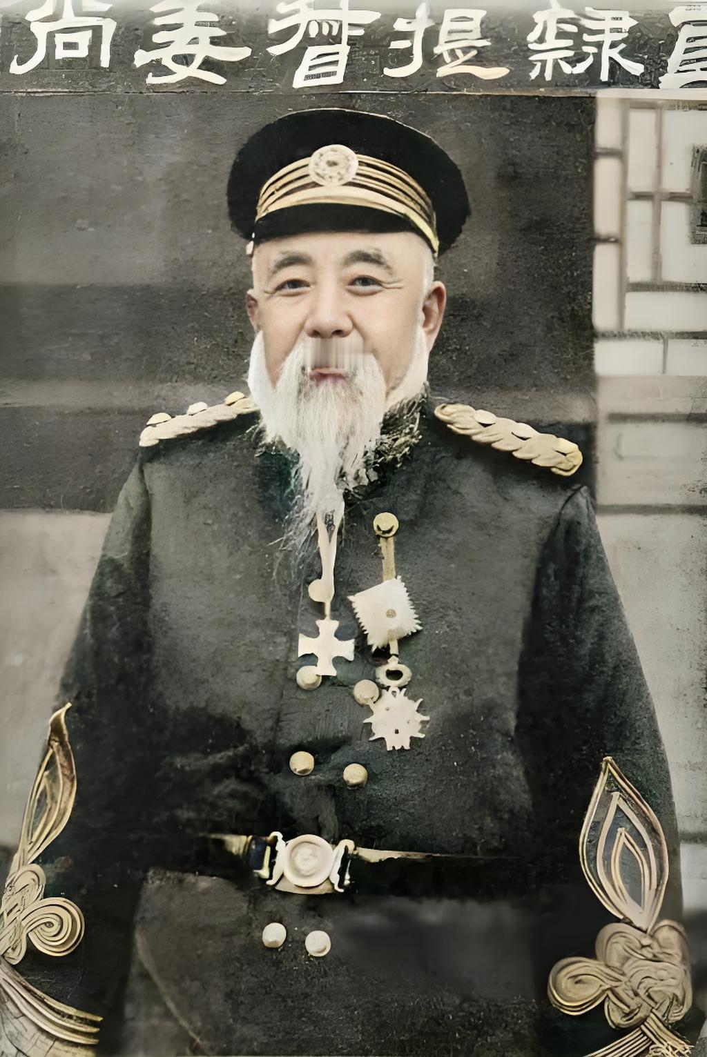 这张老照片里的人物，是清末民初将领姜桂题。他身着晚清高级武官制服，透着当年的权