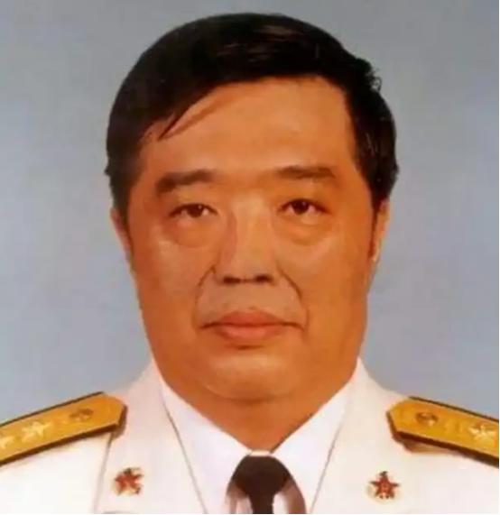 1998年，香港，贺龙之子贺鹏飞，看四下没人，闪身冲进一间商人办公室，凑