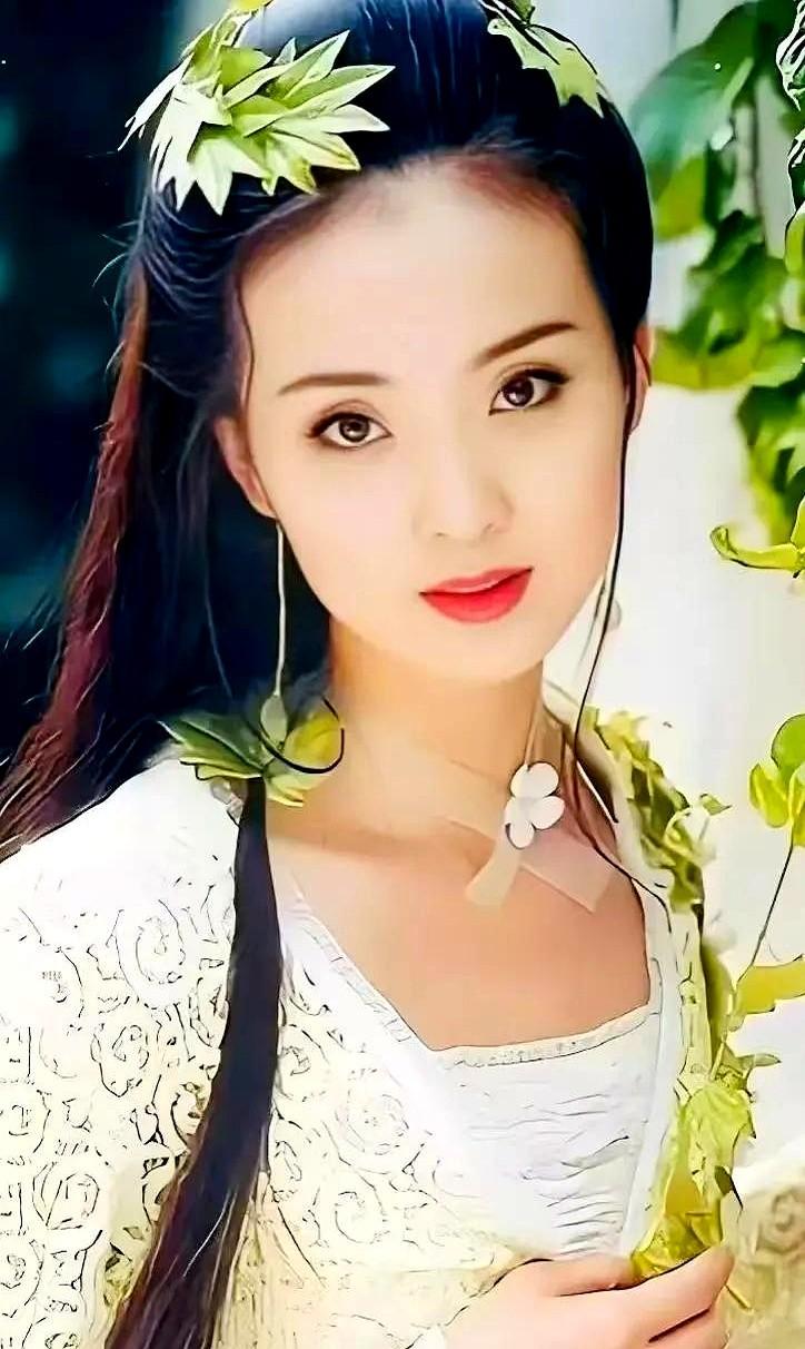 豪门太太开直播卖货，镜头前挤出笑容，屏幕后全是账单。王艳早年一步踏进富贵门，大