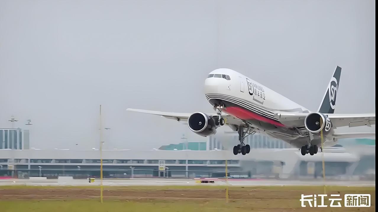花湖机场真的太牛了，直接把鄂东地区的内陆城市鄂州推到了开放前沿，经济发展那叫一个