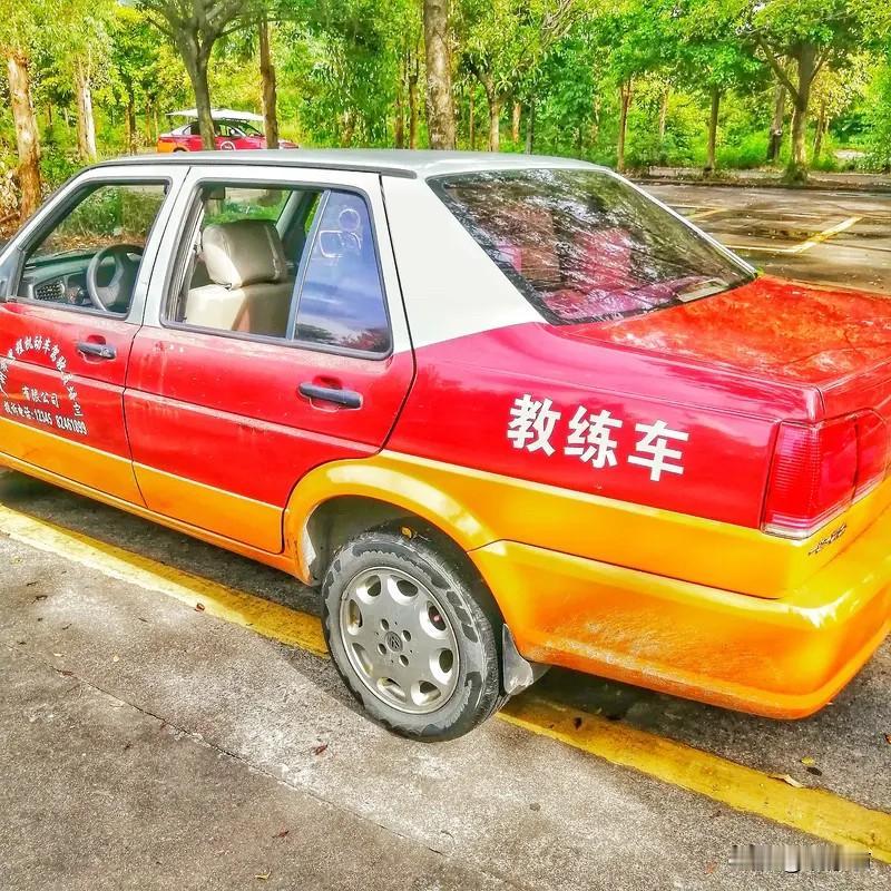 教师如果骂学生，家长必然不依不饶，为什么驾校教练骂了学员，却很少有人计较？这
