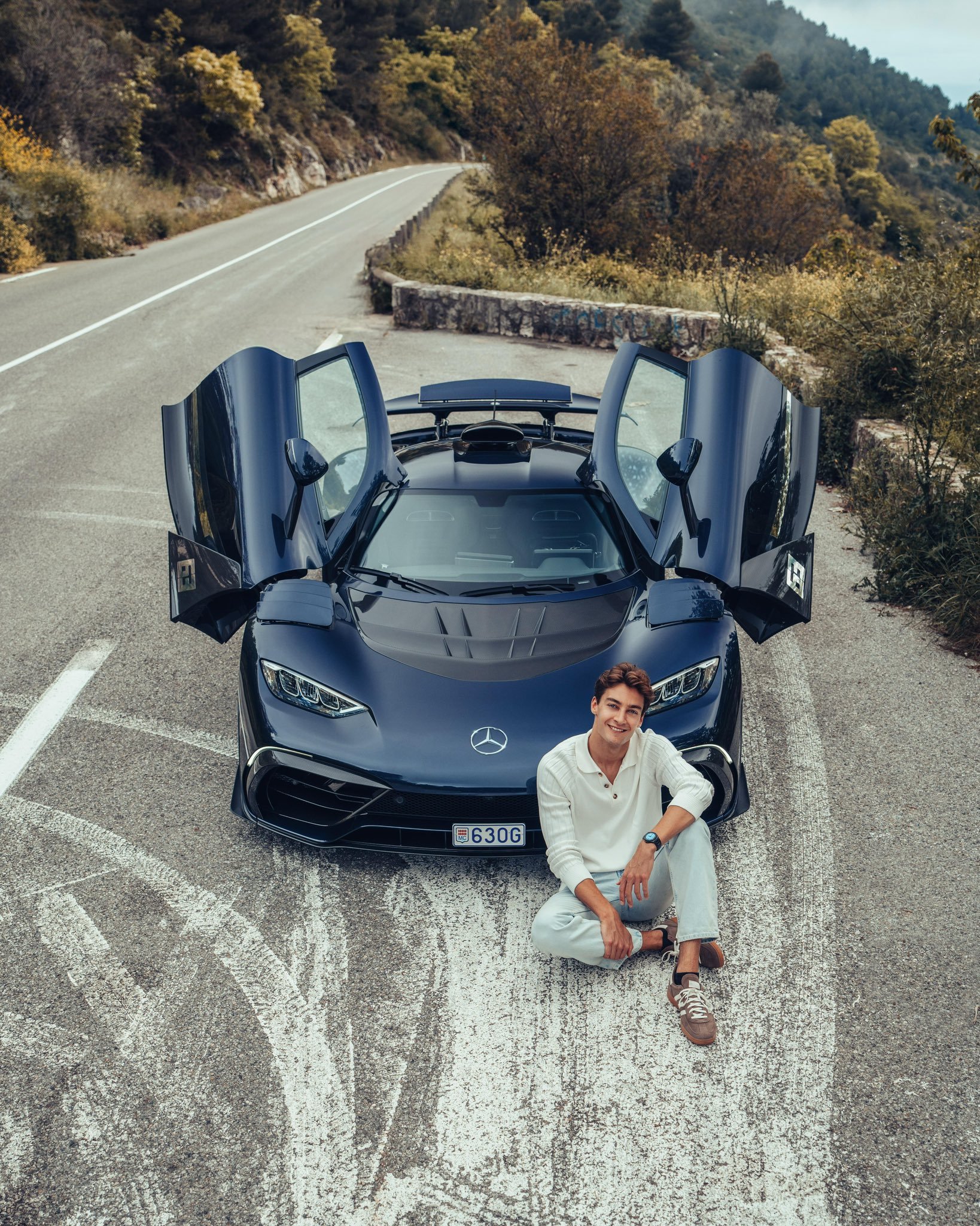 提车成功🏎️乔治·拉塞尔拿下价值270万美元的梅赛德斯AMGONE跑车。•