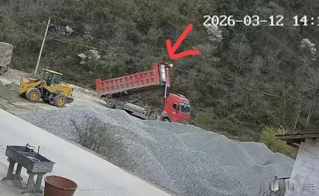 陕西汉中，51岁货车司机去砂石场拉货，测试升降车厢时，意外碰到10千伏高压线，触