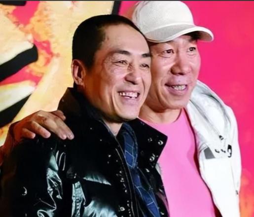 1997年，张艺谋父亲临终前，躺在在病榻上告诫儿子：“你一定要小心一个人，你根