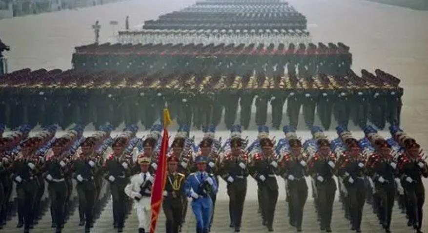 九三阅兵即将举行，可令人意外的是，国务院官宣了一个前所未有的消息，不是说装备，也