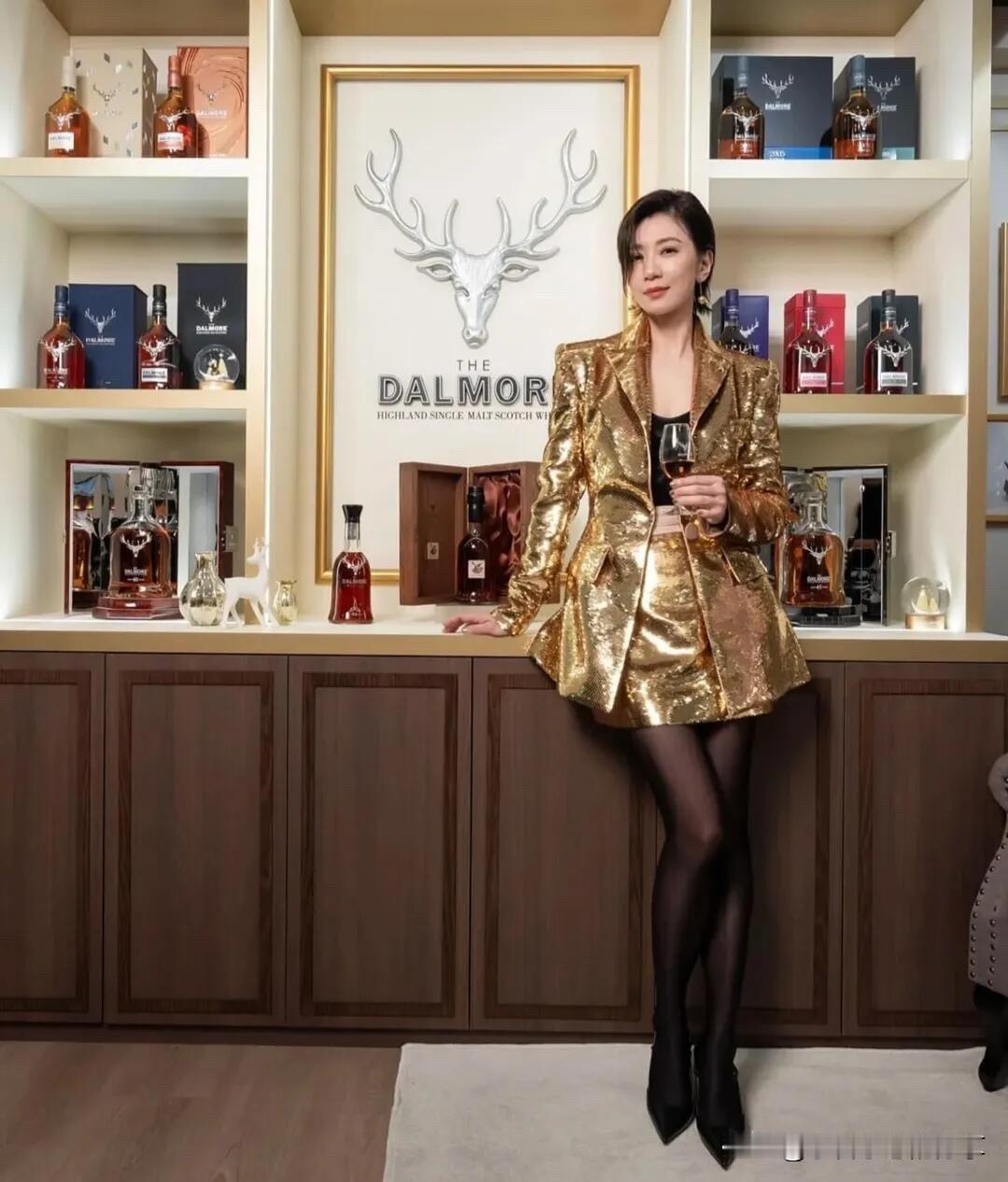 50岁的贾静雯皮肤依旧紧致细腻，看看她的眼睛，才知道什么叫美，明媚大气，颜惊四座