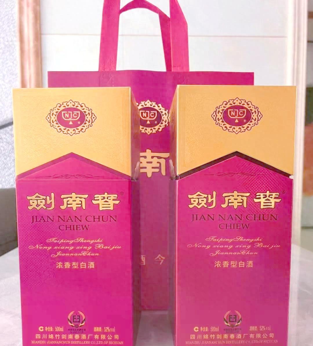 昨天中午，女儿带男朋友第一次来家里，男小伙子拎了两瓶酒。老公看这酒看着很普通，心