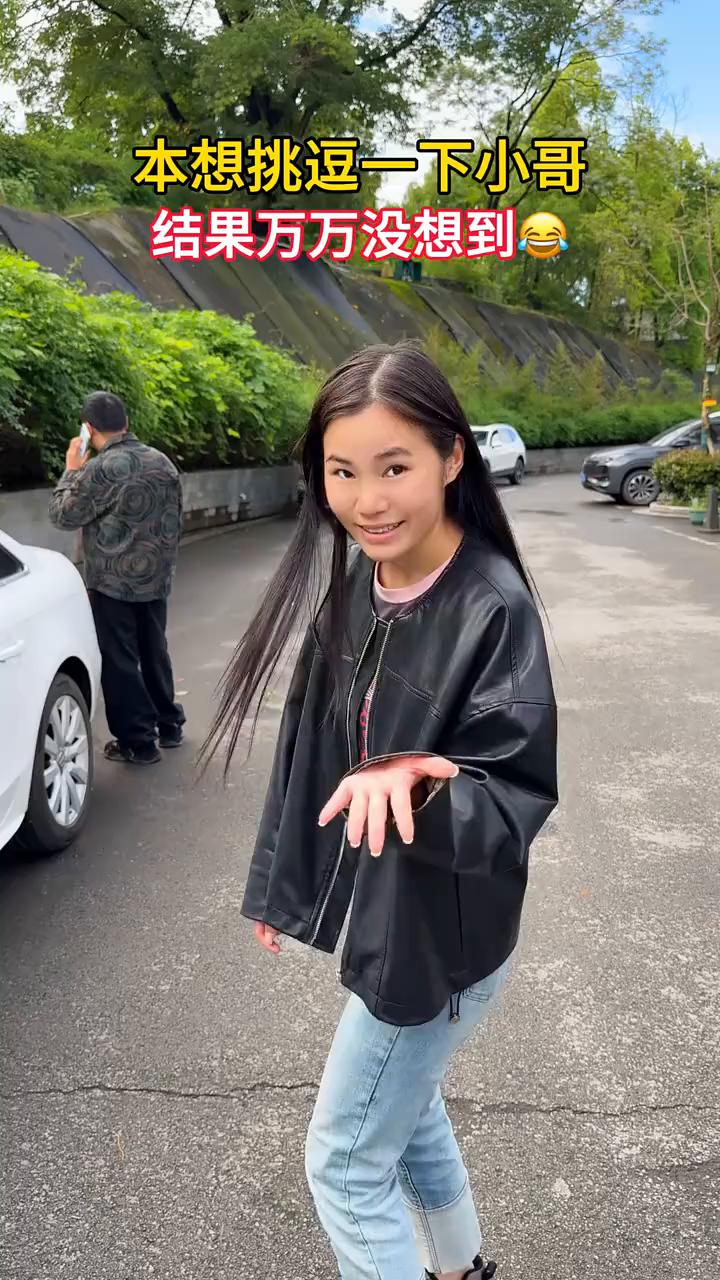 本想挑逗一下小哥，结果万万没想到。你别笑。